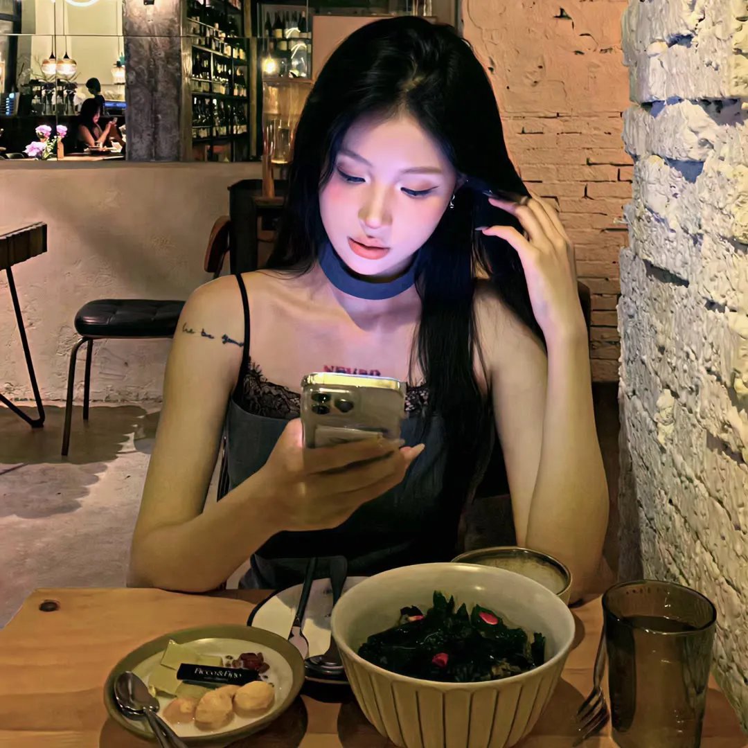 当红小花恋情细节流出，公司火速否认，前后半年持续发酵